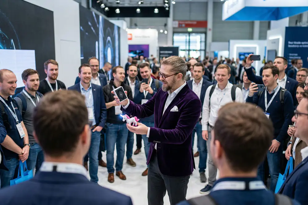 Zauberer als Publikumsmagnet auf einer Messe in Bremen